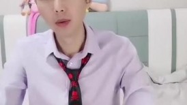 短发气质女神，豹纹开裆内裤，翘起屁股灌肠，自己抹 水骑乘位，震动棒拉珠，双洞齐开玩穴