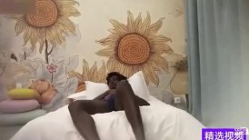 女大学生陌陌上约炮黑人，欲求不满渴望渴望黑人大屌止痒，被黑鬼干得非常满足