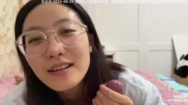 极品反差婊 眼镜妹就是骚，超神颜值，轻素颜无美颜纯天然，乐呵呵的吃吊然后口爆吞精
