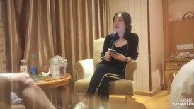 漂亮大奶轻熟女 不能亲 我看看 是不是吃药了咋这么厉害 太猛了你女朋友受得了吗 身材丰满性格不错被小伙多姿势操的爽