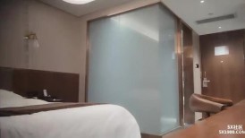 【AI画质增强】 笑哭了 小妹进屋看见个脱光了的黑人差点吓尿了，连着吓跑五六个妹子，终于有个勇者大姐敢接