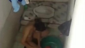 合租房冒死爬气窗偷窥两位刚下班的少妇洗澡洗衣服