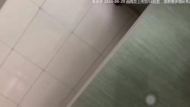 碉堡了！户外公共卫生间真实偸拍一对小情侣厕所造爱，开房钱都省下了