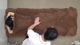 沉浸式感受全裸精油SPA 美妙快感应激反射 美乳嫩穴潮水涌动 不自觉握住肉棒含吸 入侵体内冲撞