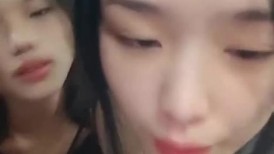 一群嫩妹妹多人群P，精神小伙操嫩穴，妹妹旁边扣，流白浆，一人一个猛操，扶着美臀后入