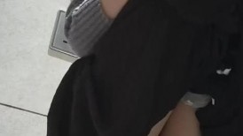 后厨操作间新来的实习生小妹 占着茅坑不拉屎不停地刷抖音