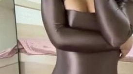 主打真实无滤镜，极品翘臀长腿女神【优优】定制，家教老师的奖励，油笔假屌紫薇双洞近景特写喷水，满嘴淫语
