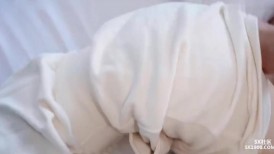 迷玩漂亮大奶美眉 小粉穴抠的白浆直冒 被无套输出 内射