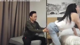 颜值极高的骚气黑丝御姐极品身材紧身牛仔裤服务态度超级好深喉口爆叫声更是诱人被肏的语无伦次高潮不断