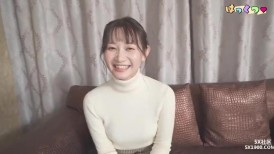 FC2 4493080 【第一次脫衣】「Shugoi！Dick Poshugoi♡」21歲，擁有壓倒性的臉龐和纖細的身材，雖然她是一個與性無關的角色，但她第一次脫掉內衣。的汁液滲出來了！