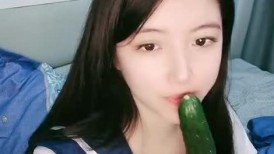 白丝制服露脸极品学姐的诱惑，镜头前舔大黄瓜好刺激，奶子比心脱光光求狼友干，黄瓜蹭逼逼，精彩又刺激真骚