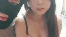 19超嫩姐妹花，被头套大叔轮流干，掏屌磨蹭小穴，小骚逼很紧，骑乘位抽插，干完妹妹干姐姐，多毛骚逼