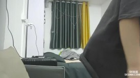不怀好意的黄毛小哥暗藏摄像头偷拍和极品身材的女友啪啪 直接把她干到腿发软