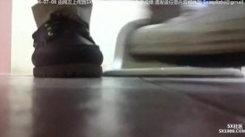 学校厕所偷拍一对小情侣在厕所打炮,学妹抓着男友的鸡鸡说还想来一次,无奈男友已经缴械投降了