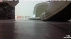 学校厕所偷拍一对小情侣在厕所打炮,学妹抓着男友的鸡鸡说还想来一次,无奈男友已经缴械投降了