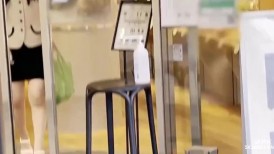 男子尾随漂亮少妇，酒店服务员制服OL，迷奸无套内射后全然不知！很有味道的漂亮少妇