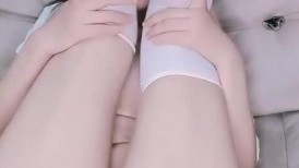 超可爱的女主，全程露脸大秀直播，白丝制服诱惑，被狼友调教的好骚，揉奶玩逼道具抽插，呻吟可射，不要错过