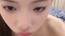高颜值纯情小妹露脸一个人大秀直播，旁边小哥强行吃奶子，妹子自己揉奶玩逼道具摩擦，掰开骚穴求狼友草真骚