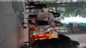 黑色短裙气质美女和闺蜜逛街一箭双雕双抄底 双马尾丝绸旗袍小姐姐性感腿环吊带黑丝花纹内