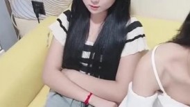 5个嫩妹小姐姐，挑一个来操，其他旁边观战，撩起衣服看美乳，细腰大长腿，骑乘位爆草，淫荡小骚逼