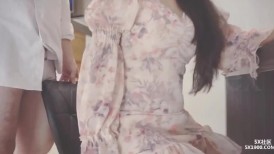办公室跳蛋调教清纯碎花裙女神 震的小穴不停流水，掀起裙子直接办公桌前后入！顶级反差尤物，清纯气质不要太反差