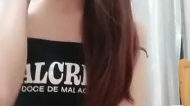没有谈过恋爱的极品妹子露脸镜头前让狼友调教，娇嫩的小奶子很是性感刺激，掰开骚穴给狼友看特写撅屁股等草