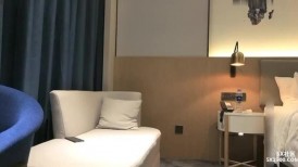这个御姐很撩人 贴身短袖牛仔裤 前凸后翘高挑性感，蠢蠢欲动抱在怀里坐腿上爱抚亲吻，噗嗤插入大力抽送搞
