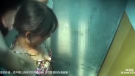 ⚫️⚫️贵在真实，海滩游泳场女士简易淋浴棚偸拍多位妹子换衣，苗条美少女懂得保养往身上涂防晒霜1