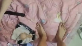 清纯呆萌超嫩美少女，居家被炮友狠干，白丝美腿，很听话的妹妹，大屌爆草嫩穴，主动骑乘深插