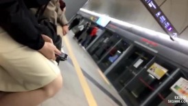 【裙底❤️春光乍泄】抄底各路高质量空姐乘务员 白皙大长腿诱人丝袜 骚丁豹纹白窄五花八门 饱满阴皁腿都够玩一年 (3)