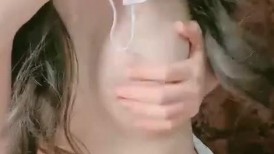 超级纯欲型甜美萝莉，天然白虎嫩逼，被连续操了一个小时，嫩逼都肿了！奶子很粉