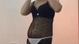 臀控熟女控必备！身材很顶很会保养的半老徐娘【虹姐】大尺度私拍，洗澡制服情趣黑丝肉丝露逼骚舞挑逗 (2)