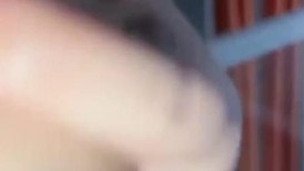 好刺激骚妹妹在睡觉姐姐在床上舔他男友的大鸡巴，小嘴伺候掰开妹妹粉嫩骚穴给狼友看吃她奶子，精彩又刺激