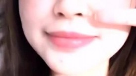 花重金雇女同学偷拍班上的美女班花洗澡