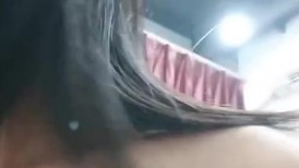 奶子还没发育的学妹露脸跟小哥开房啪啪，全程露脸骚穴展示掰开看特写自己抠抠，口交大鸡巴激情上位有说有笑
