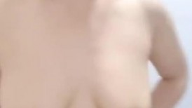 比较有韵味的中年少妇镜头前展示，全程露脸大秀直播，揉着骚奶子给狼友看，掰开逼逼看特写来了大姨妈好骚啊