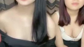 气质尤物女神美少女2，外表清纯甜美，黑丝美腿高跟鞋草逼，表情淫骚一脸想被操，骑乘位爆草多毛骚逼