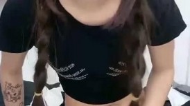 清纯卡哇伊美少女，在家发骚道具自慰，娇小身材无毛嫩穴，细腰美臀特写，骑乘位深插小骚逼