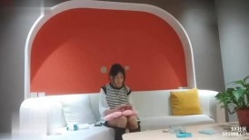 【真实约操】暑假兼职零零后学妹，疑是处女，一直喊疼，逼很小轻轻插入就流血