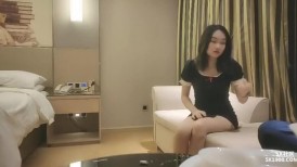 大奶美眉 你几十岁了 去洗澡我怕你身上臭 不戴套出来快 不行 你不叫搞明天都搞不出来 身材超好说话慢悠悠原则性还蛮强