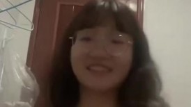 重庆女大学生眼镜斯文反差女大学生 尿尿洗澡私拍，听尿尿声还害羞捂脸！露脸啪啪，后入嗷嗷叫