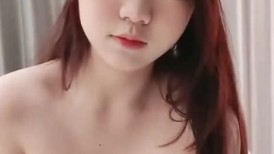 纯欲系天花板，猫耳朵卡哇伊美少女，白嫩美乳一线天嫩穴，一脸呆萌甜美，全裸扣穴，高潮喷水，湿了一地