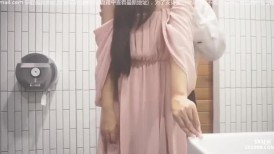 商场洗手间后入风骚女大学生 穿着连衣裙就是为了爸爸掀起裙子直接后入骚穴，现在女大学生都这么骚的么？