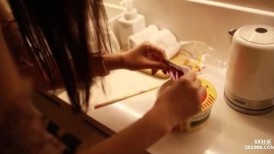 最新众筹热门精品！清纯风美女【婕米】剧情作品，网瘾少女网吧内熟睡被痴男猥亵揉奶啪啪