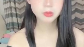 气质尤物女神美少女，外表清纯甜美，一身黑色长裙，开裆黑丝袜，自摸嫩穴，骑乘位被炮友爆草