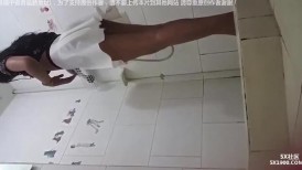 邪恶的房东暗藏摄像头偷拍漂亮的美女租客洗澡