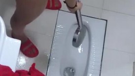 合租房小伙提前藏好摄像头 偷拍对门的美女洗澡洗鲍鱼