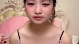乖巧文静小女仆，撩下衣服一对美乳，多毛肥穴道具自慰，插入猛捅小骚逼，跳蛋塞入，爽的娇喘呻吟