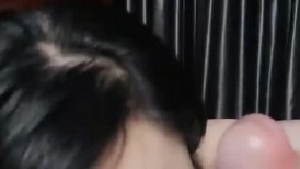 中年美少妇露脸穿着情趣装伺候大哥的鸡巴，深喉舔弄乳交，被大哥压在身下掐着脖子扯耳光爆草，内射骚穴中出