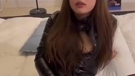 开裆黑丝大奶美女 爸爸大鸡吧插进来 想要爸爸操我求求你了 好舒服就这样要用力操 深喉舔脚被大脚吧无套输出 口爆吃精